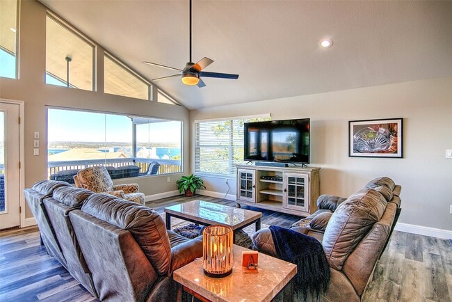 Photo - 1526 Lakeside Dr W