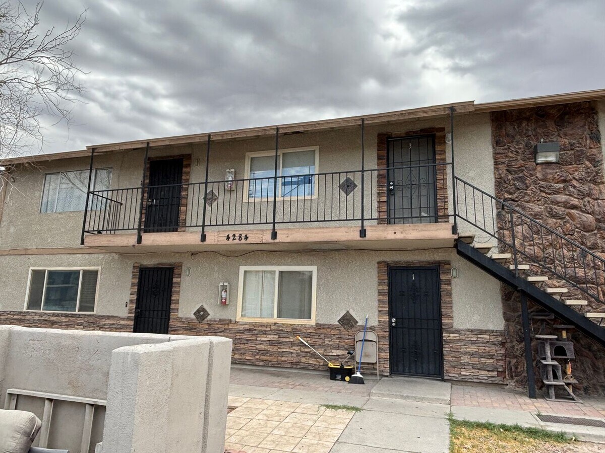 Charming 3Bed/1Bath apartment located in N... - Charming 3Bed/1Bath apartment located in N...