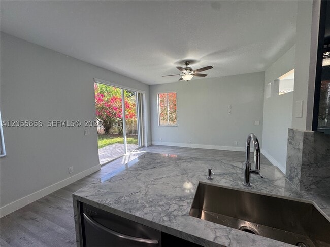 4319 Greenbriar Ln