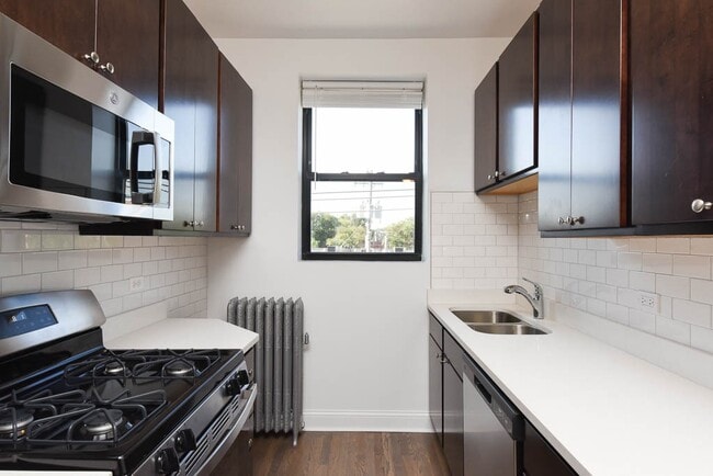 Photo - 2418 N Sawyer Ave Unidad W3