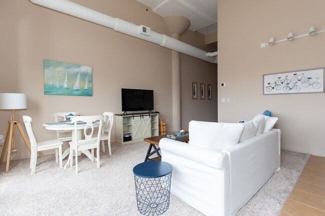 Photo - 401 W Shoreline Dr