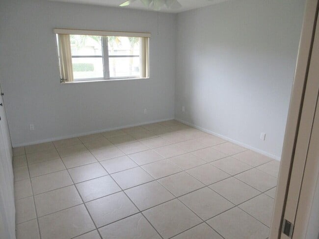 Photo - 2572 Emory Dr W