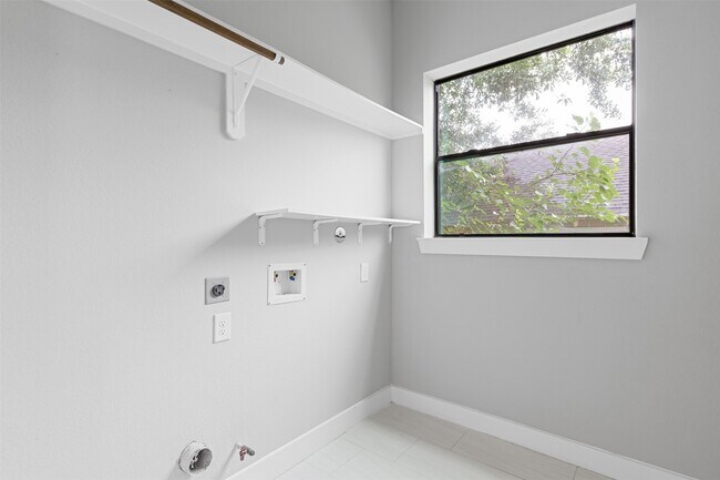 Photo - 806 E 39th St