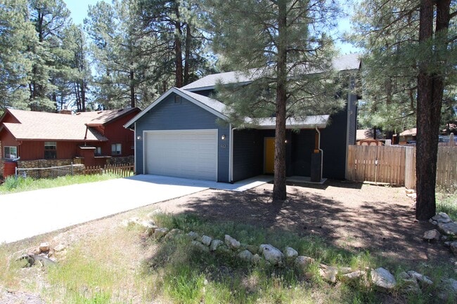Building Photo - 3BR Home in Mountainaire | Open Layout + Fenced Yard