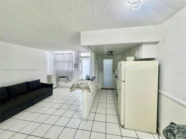 Photo - 335 Collins Ave Unidad 302