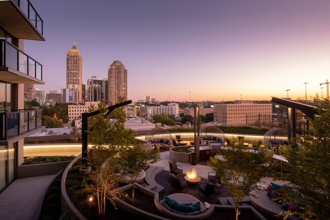 Disfruta de la puesta del sol & ponte cómodo junto a la chimenea en nuestro salón al aire libre. - Ascent Midtown
