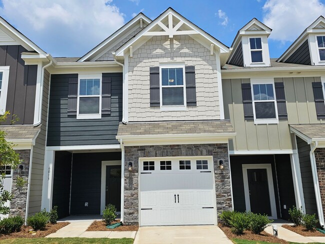 Building Photo - Beautiful Townhome in North Charlotte