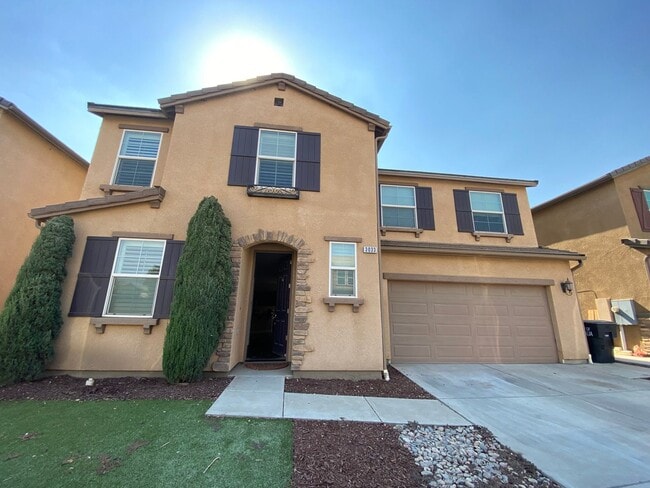 Building Photo - Beautiful 2 story Home for rent in Visalia...