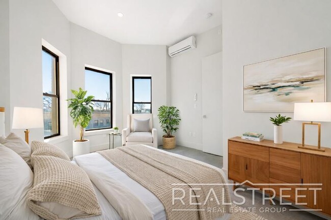 Photo - New Modern 2 Bed w Full Amenities + Dishwasher/Laundry/Garden Unidad 4A