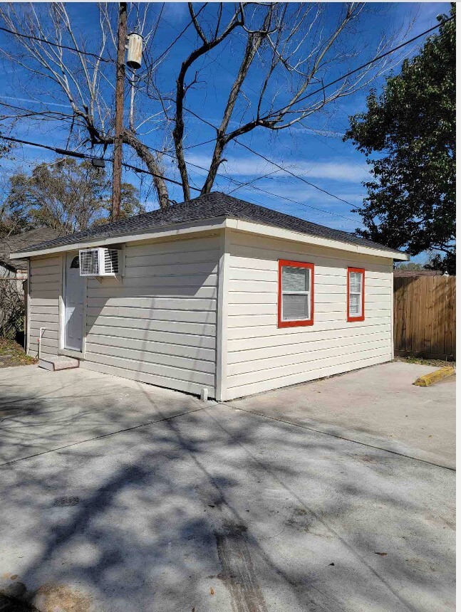 Photo - 8041 Howard Dr