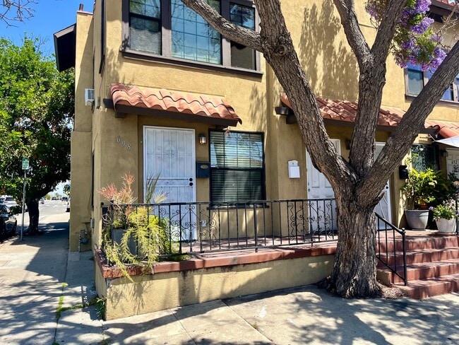 Building Photo - 696-98 Unit 698