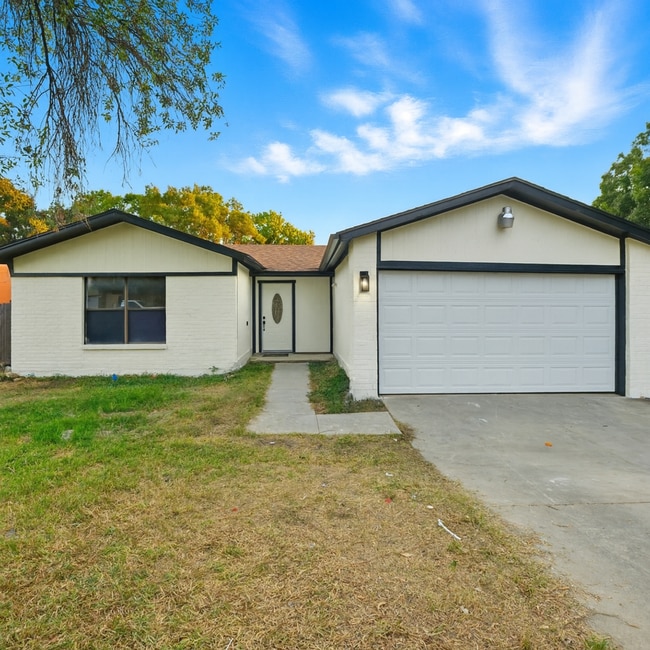 Building Photo - Spacious Updated 4-Bedroom Home in Quiet N...