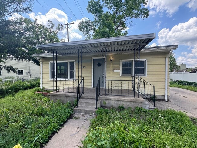 $795- 2 bed 1 bath - Single Family Home - $795- 2 bed 1 bath - Single Family Home