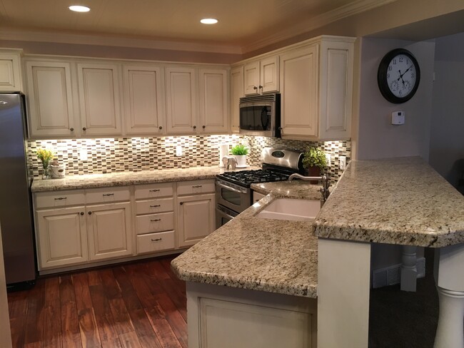 Kitchen: Granite countertops, hardwood floors, and double oven. - 837 W 1600 S House