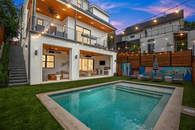 Building Photo - 2005 E 8th St