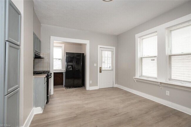 Photo - 5614 Drake Ave