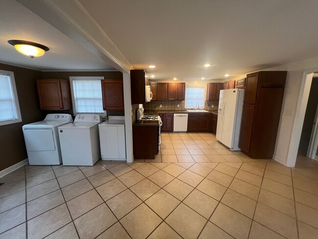Photo - 80 18th Ave NW