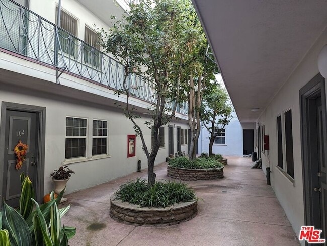 Photo - 615 N Rossmore Ave