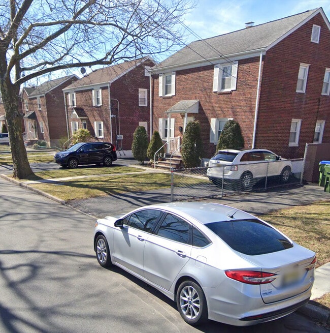 2nd floor apartment, private drive way - 15 Coolidge Ave Apartamentos Unidad 1st floor