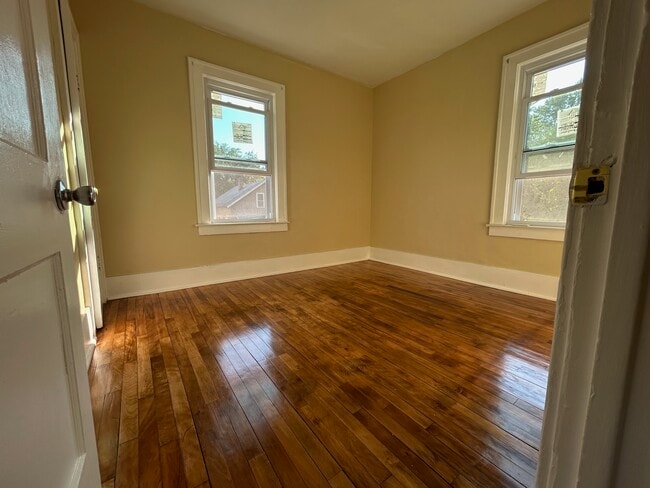 rear bedroom - 109 Hawthorne Ave Unit 2d Floor