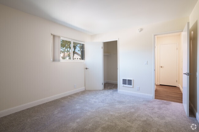 1BR, 1BA - 660SF with walk in closet - Bedroom