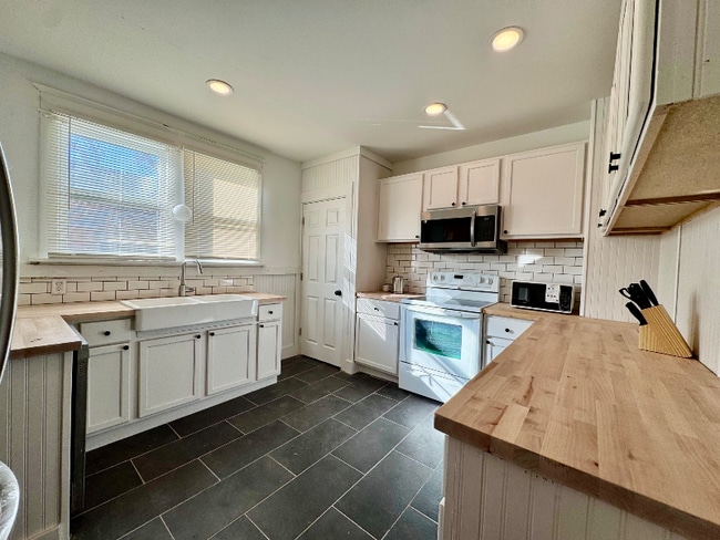 Photo - 1400 Bemis St SE