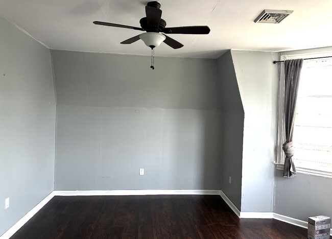 Front beadroom - 4909 Cedar Ave Unit #3