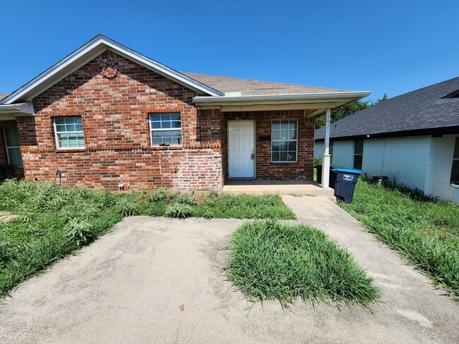 Building Photo - Roomy 3 Bedroom Duplex In South Fort Worth Unit 1431 E. Robert Street Rental