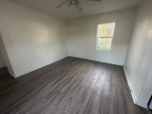 Photo - 2 bedroom, 1 bathroom home available in La...