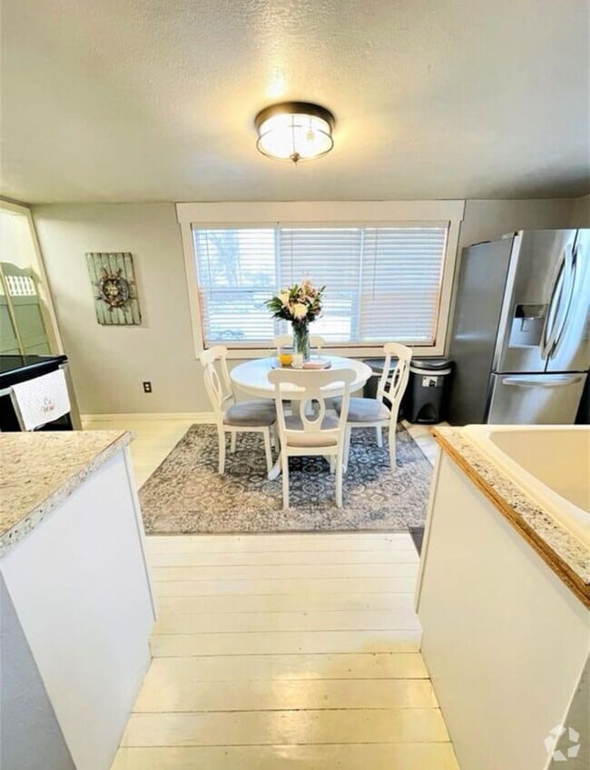 Building Photo - Available October 4, 2025! Remodeled Histo... Rental