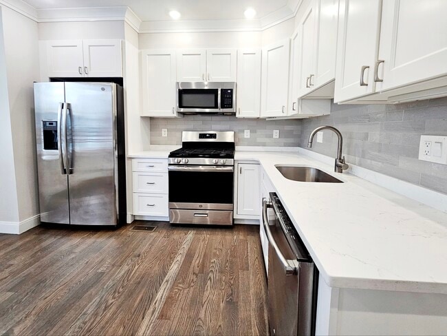 Building Photo - 79 Linden St Unit 2