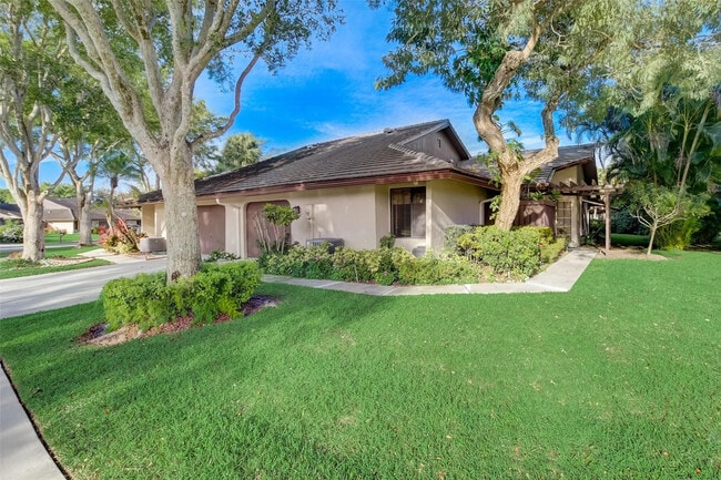 Building Photo - 5051 Pine Dr