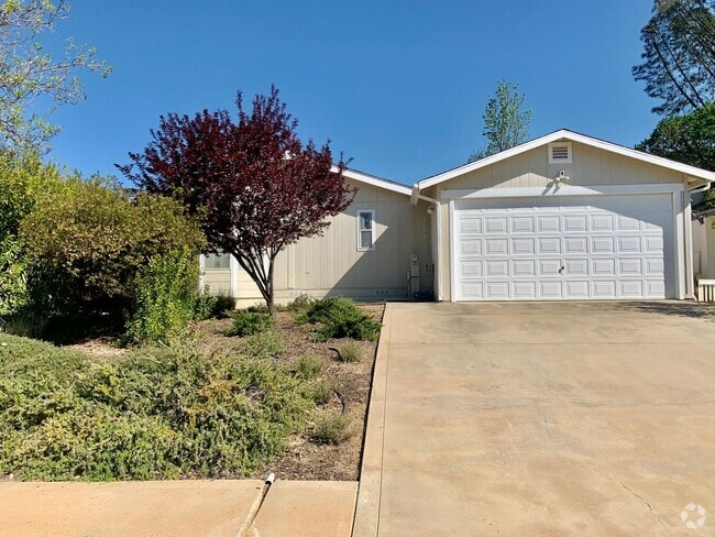 Building Photo - BEAUTIFUL HERITAGE 3 BEDROOM 2 BATH HOMEl ...