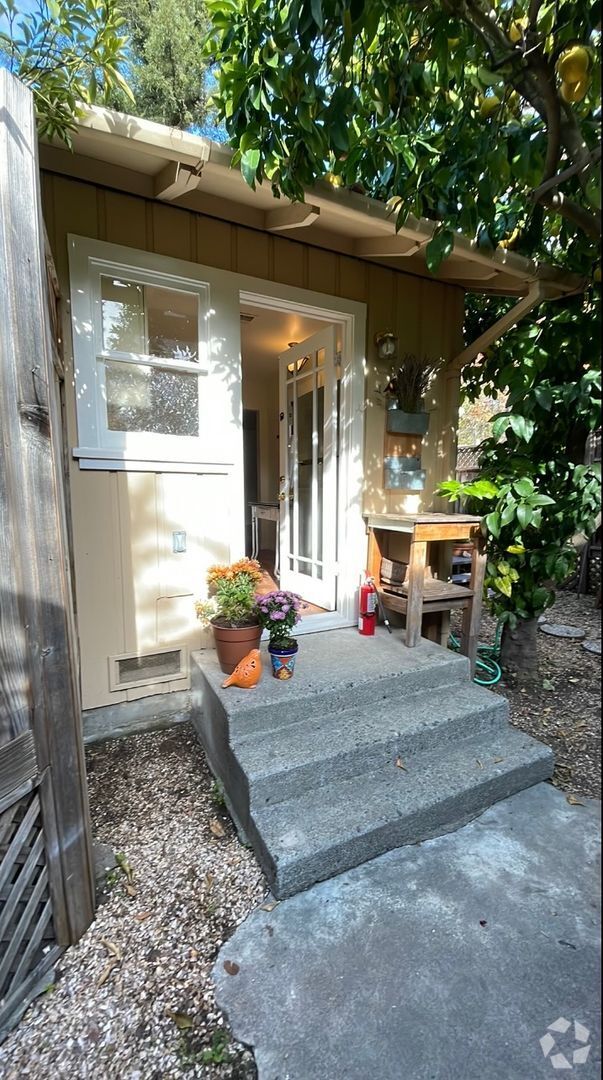 Building Photo - Quaint and cozy studio located near downto... Rental