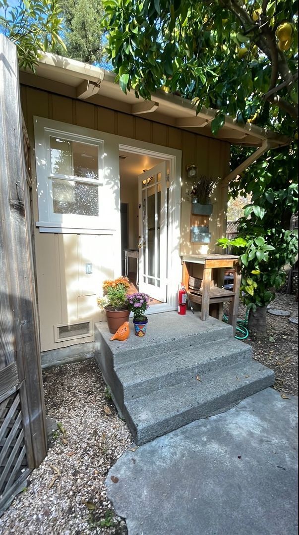 Quaint and cozy studio located near downto... - Quaint and cozy studio located near downto... House