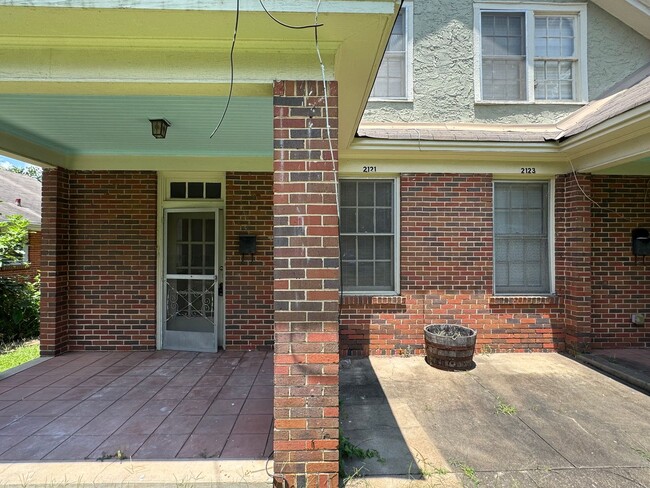 Building Photo - Winona TriPlex 334/335/336 Unit 2121 Winona Avenue - 335
