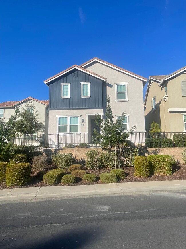 Modern Elegance in Roseville: Spacious 4 B... - Modern Elegance in Roseville: Spacious 4 B... Casa
