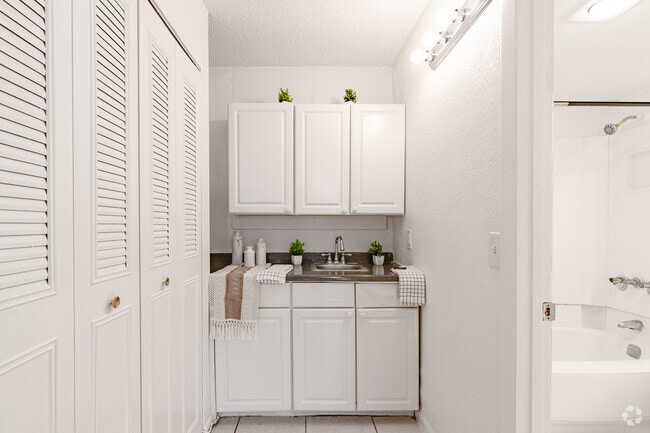 Studio, 1BA - 325SF