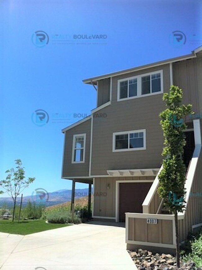 Stunning 3-Bedroom Townhome with Panoramic... - Stunning 3-Bedroom Townhome with Panoramic...