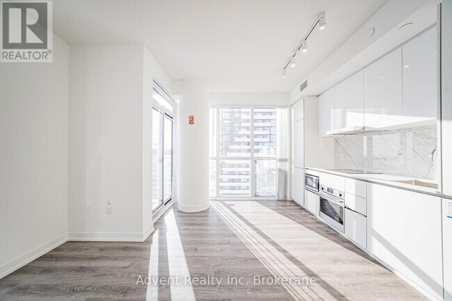 Photo - 8 Interchange Wy Unité 5512