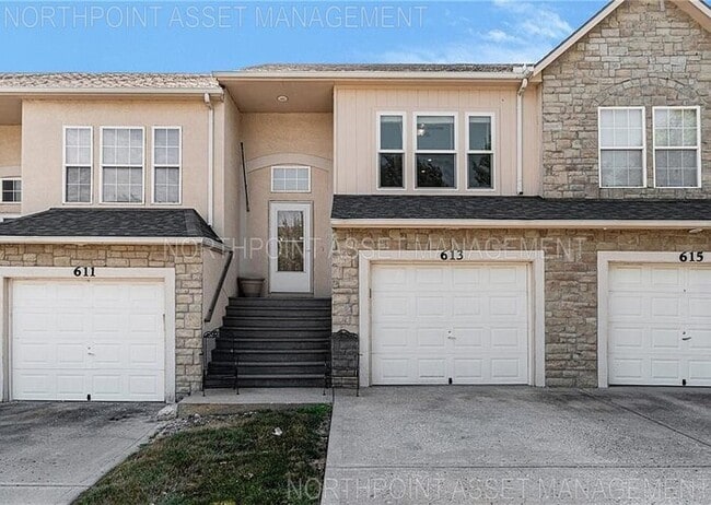 Building Photo - 3 Bed, 2 Bath Townhome Available Now!