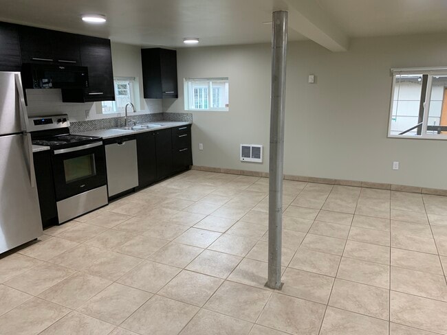 New stainless appliances! - 1924 SE 139th Ave Unit Cottage