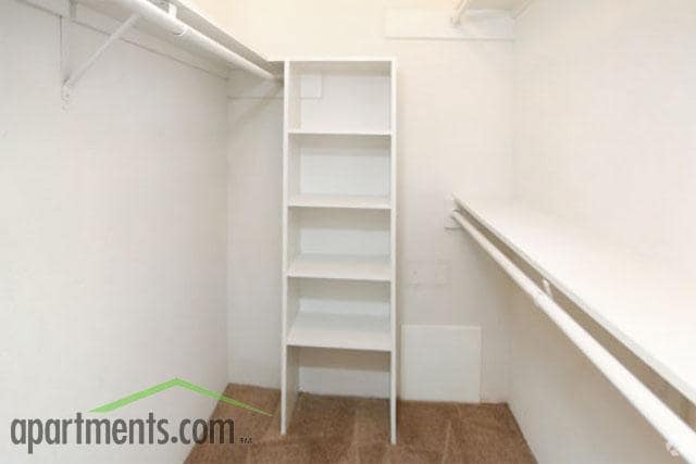 Armario - Le Chateau Apartments