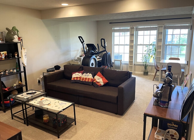 Entry level main space (door on right leads to laundry). - 1466 Pangbourne Way