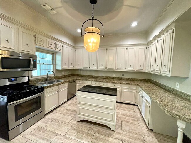 Photo - 5 bed 3 bath with pool!!!