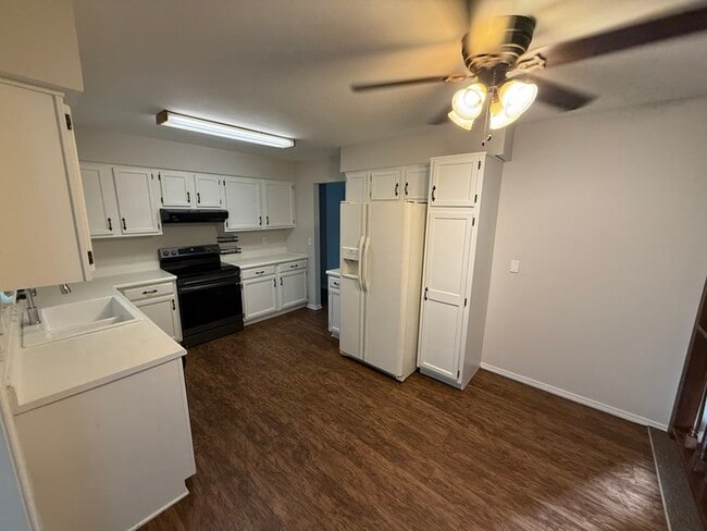 Photo - 3 bed, 2 bath, large yard AVAILABLE NOW!