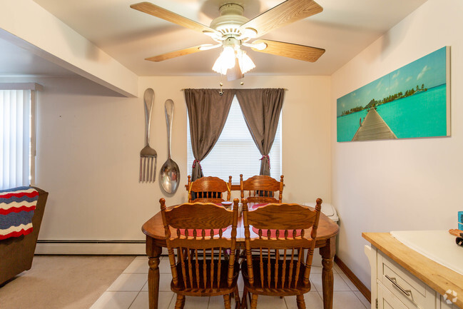 Dining Area 2 bedroom apartment - Willow Ridge Court Rental