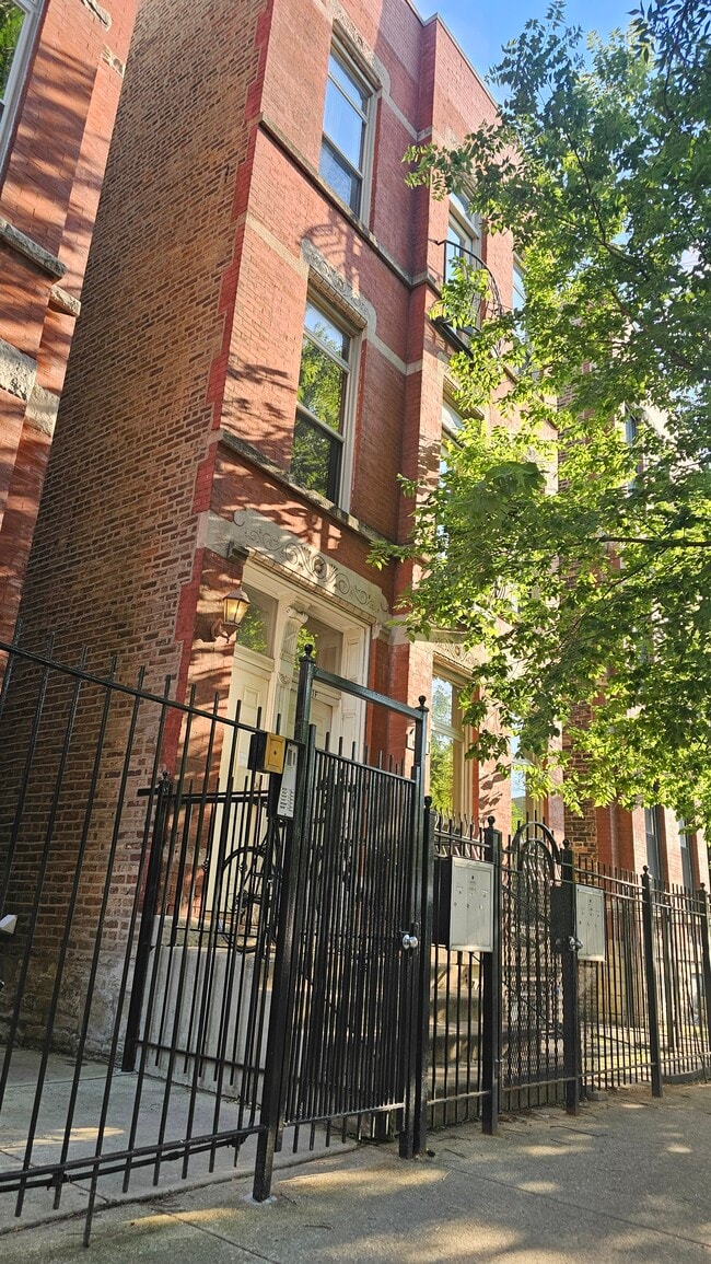 Building Photo - 1411 W Ohio St Unit 1f Rental