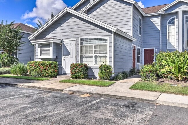 Building Photo - Townhome in Davenport now Available!