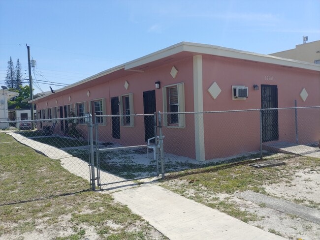 Building Photo - 1260 Sesame St Unit # 3